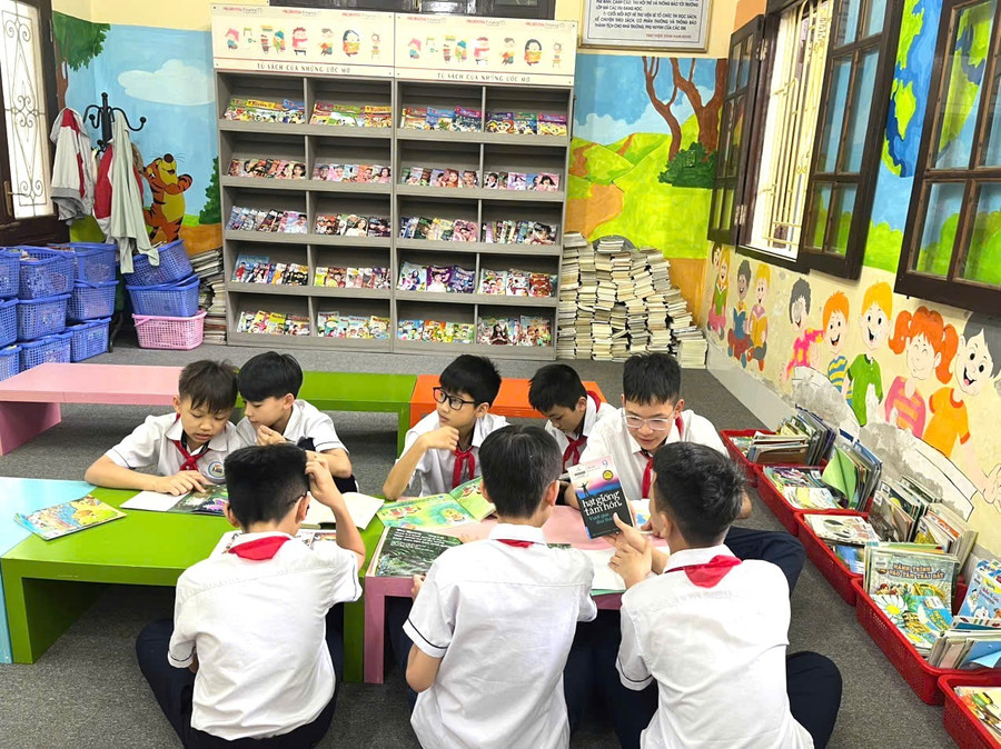 Los estudiantes leen atentamente y comparten libros en la biblioteca provincial de Ninh Binh. cha-me-bot-lo-hoc-sinh-them-vui-2.jpg