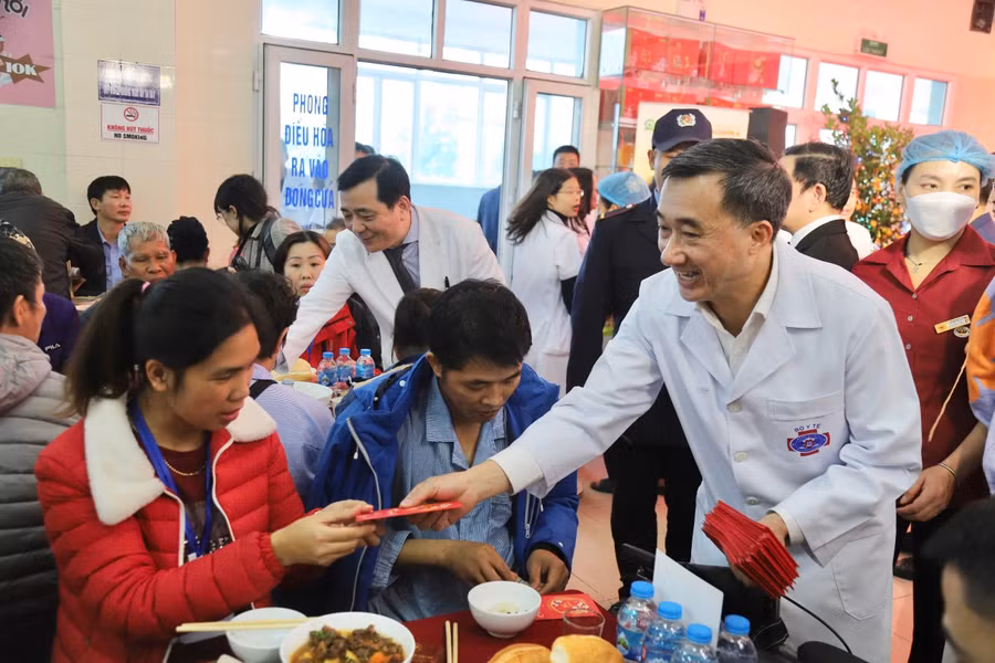 Thứ trưởng Bộ Y tế, GS.TS Trần Văn Thuấn đến từng bàn ăn trò chuyện, mừng tuổi bệnh nhân và người nhà bệnh nhân. Nguồn: Bệnh viện K