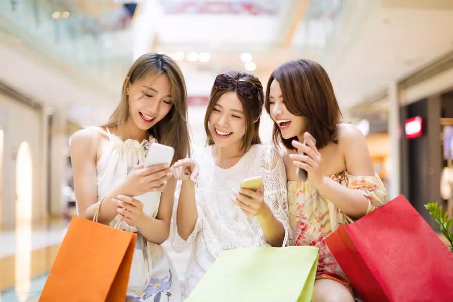 Thế hệ Gen Z có thói quen mua sắm qua mạng xã hội. Ảnh minh họa: INT