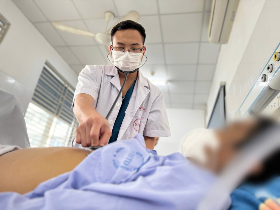 Bác sĩ khuyến cáo, nếu phát hiện viêm gan virus, bắt buộc phải điều trị song song và được theo dõi chức năng gan định kỳ. Ảnh: BVCC