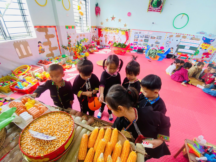 Hoạt động giáo dục tại điểm trường Lũng Khỏe A - Trường Mầm non Hướng Dương (Thuận Hòa, Tuyên Quang). no-luc-xoa-vung-trung-giao-duc-1.jpg