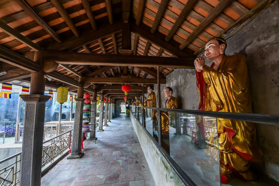 Hai bên dãy hành lang phía sau tòa Tam Bảo thờ 18 vị La Hán. ngoi-co-tu-gan-nghin-nam-tuoi-3.jpg
