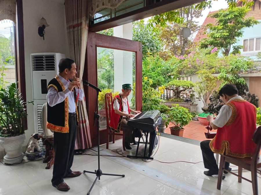 Ở tuổi ngoài 70, ông Phan Bá Sang (người thổi sáo) không chỉ sống cùng đam mê âm nhạc dân tộc, mà còn truyền ngọn lửa ấy cho cộng đồng. Ảnh: Thiệu Vũ nghe-si-doi-thuong-gieo-thanh-am-hon-viet1.jpg