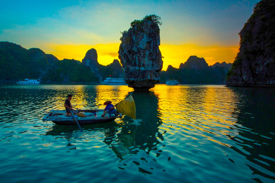 Hạ Long chiều thu - khoảnh khắc dịu êm giữa sóng nước và đá trời. vinh-ha-long-vao-thu-6.jpg