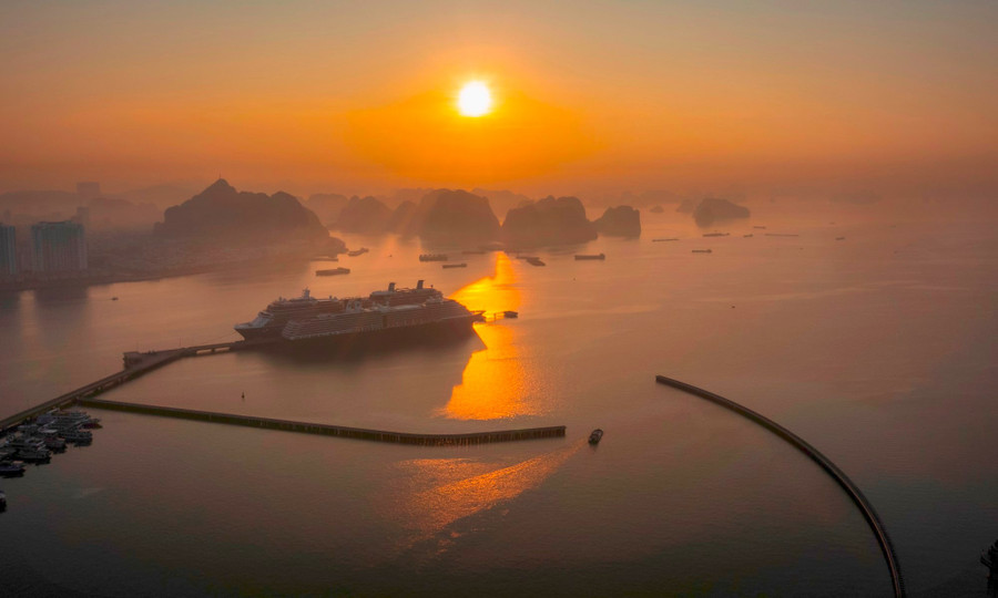 Buổi sớm mùa Thu trên vịnh Hạ Long.