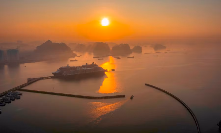 Buổi sớm mùa Thu trên vịnh Hạ Long.