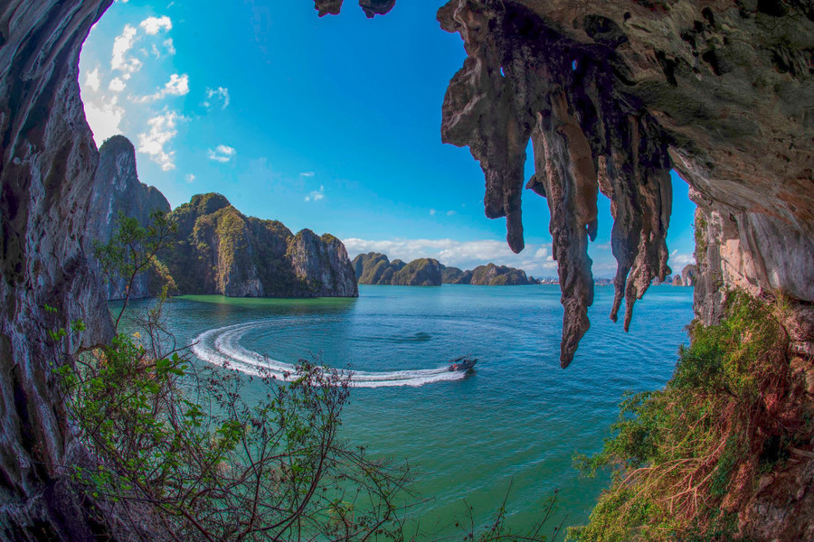 Hạ Long mùa Thu khoác lên vẻ đẹp thơ mộng và kỳ vĩ. vinh-ha-long-vao-thu-4.jpg