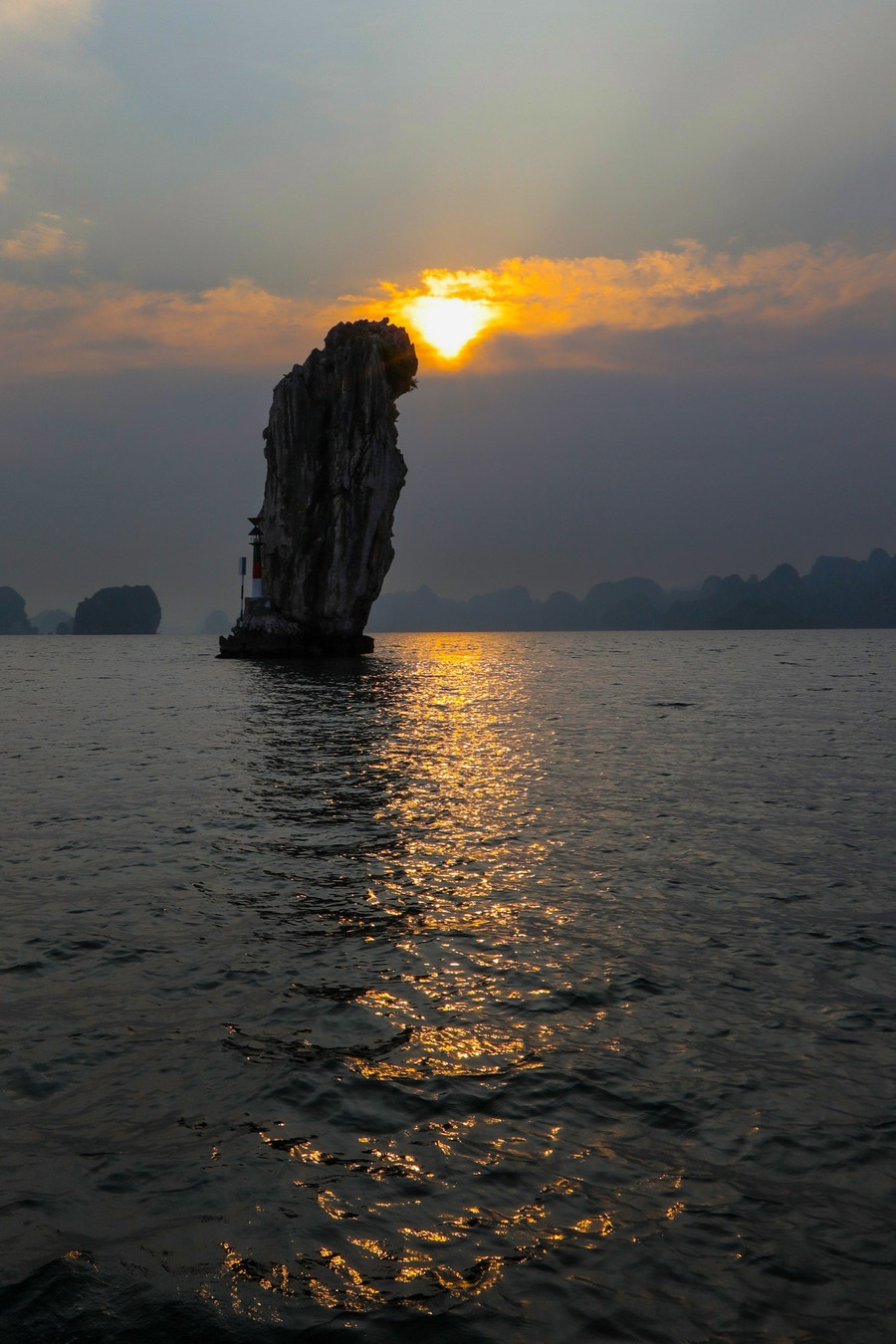 Hòn Đũa tạo dáng giữa trời thu. vinh-ha-long-vao-thu-7.jpg