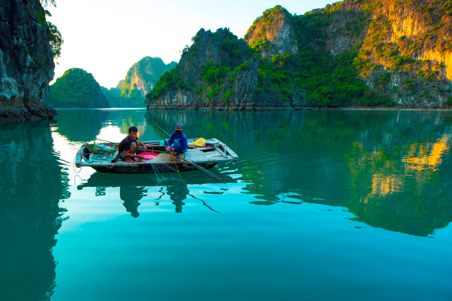 'Một chiếc thuyền câu bé tẻo teo' trên mặt vịnh yên bình, lăn tăn gợn sóng. vinh-ha-long-vao-thu-5.jpg