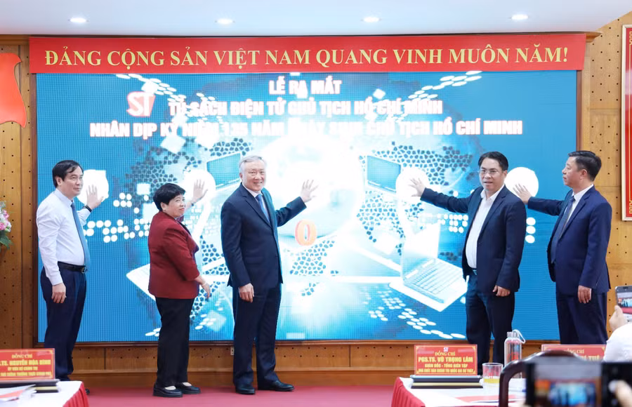 Phó Thủ tướng Thường trực Nguyễn Hòa Bình dự Lễ ra mắt 'Tủ sách điện tử Chủ tịch Hồ Chí Minh'.