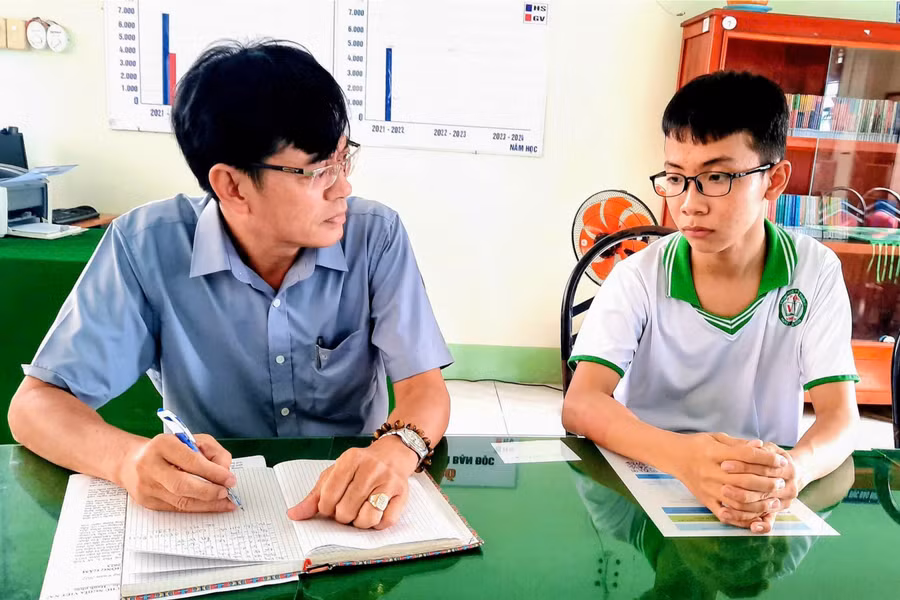 Thầy Trương Kỉnh Nhơn phỏng vấn viết bài về học sinh mồ côi vượt khó học giỏi nhờ sự hỗ trợ của bạn đọc Báo GD&TĐ. Ảnh: NVCC