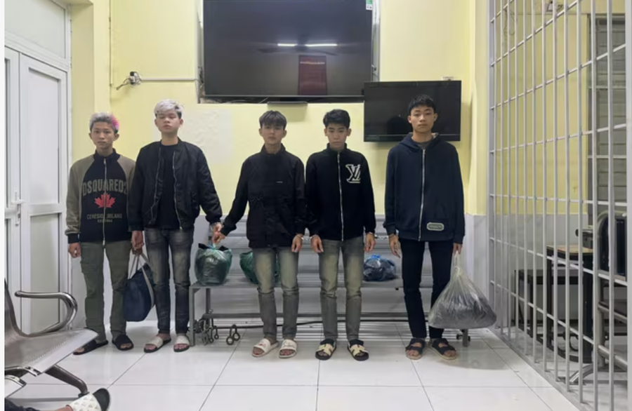 Nhóm buôn bán 'Pod' có chứa ma túy bán cho dân chơi bị Công an phường Ngọc Hà bắt giữ. thuoc-la-dien-tu-chua-ma-tuy-bong-ma-len-loi-hoc-duong-2.png