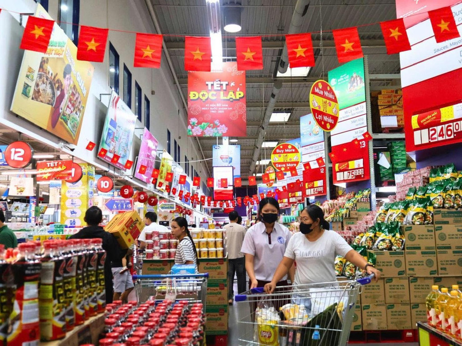 Để đạt mục tiêu tăng trưởng năm 2025, kích cầu tiêu dùng là một trong những giải pháp then chốt. Ảnh minh họa: INT