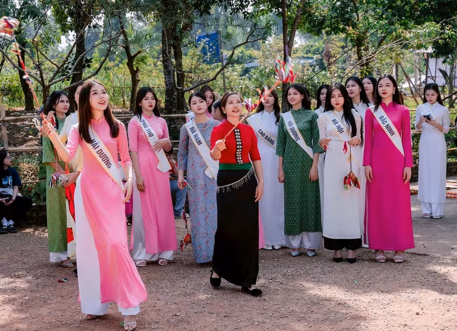 Các thí sinh cuộc thi Hoa hậu Di sản Áo dài Việt Nam tham gia trải nghiệm tại Làng Văn hóa - Du lịch các dân tộc Việt Nam.