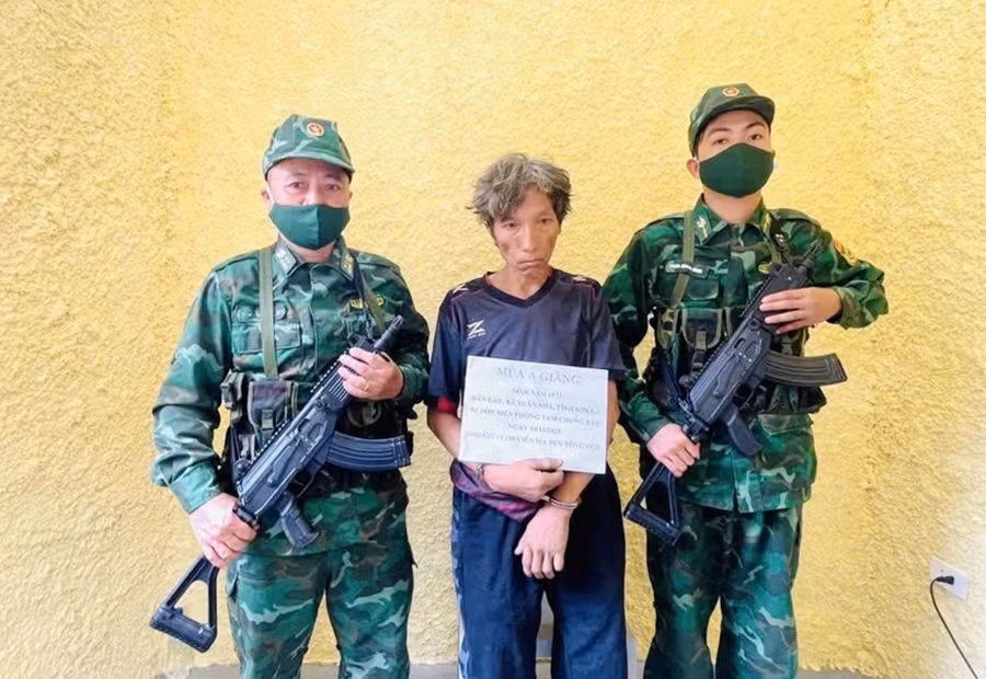Mùa A Giàng bị lực lượng biên phòng bắt giữ.