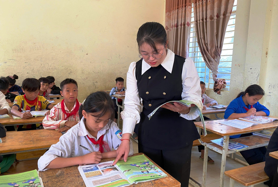 Cô và trò Trường PTDTBT-THCS Trung Lý (Thanh Hóa) trong giờ học.