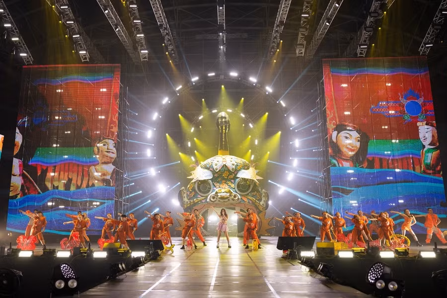 Hình ảnh đầu sư tử truyền thống Bắc Bộ xuất hiện trong Vietnamese concert Hoàng Thùy Linh.