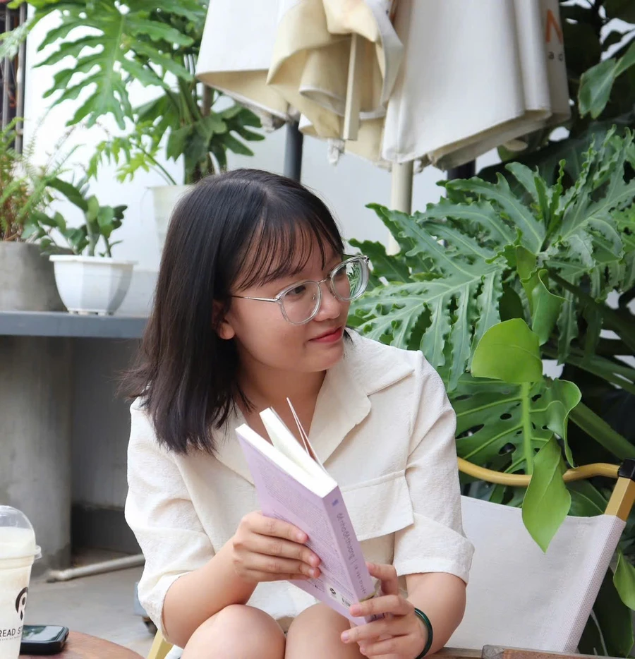 Chị Nguyễn Thùy Phương chia sẻ về thói quen đọc sách. Ảnh: Hoài Ninh.
