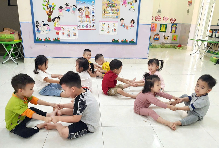 Các em nhỏ Trường mầm non Lê Lợi (Bắc Ninh) chơi trò kéo cưa lừa xẻ. keo-co-giua-bao-ton-va-khai-thac-so-phan-nao-cho-tro-choi-dan-gian-1.jpg