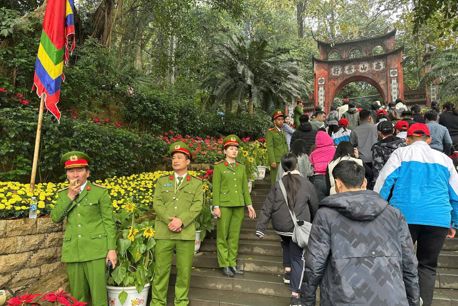 Công an tỉnh Phú Thọ tăng cường bảo vệ an toàn cho các sự kiện và du khách về tham quan Đền Hùng.