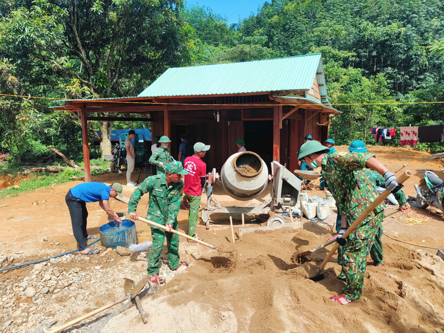 Bộ đội Biên phòng và Đoàn Thanh niên hỗ trợ xây nhà cho người dân.