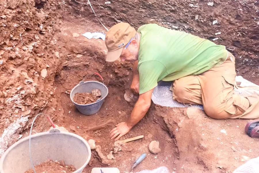 Chuyên gia khai quật tại di chỉ Quỳnh Văn. Ảnh: Mạnh Hà.