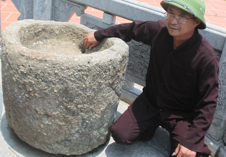 Chậu tắm bằng đá được cho là hiện vật tắm cho Lý Công Uẩn khi còn bé. du-lam-noi-danh-dat-hoc-kinh-bac-xua-1.jpg