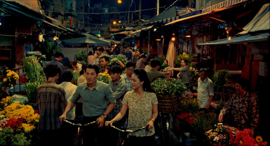 'Quán Kỳ Nam' sử dụng ánh sáng nhuốm màu hoài cổ và bối cảnh tái hiện Sài Gòn thời hậu thống nhất.