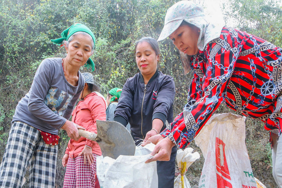 Hội Phụ nữ cũng chung tay dựng nhà cho hộ nghèo. nghe-an-chung-suc-dung-nha-cho-nguoi-ngheo-3.jpg