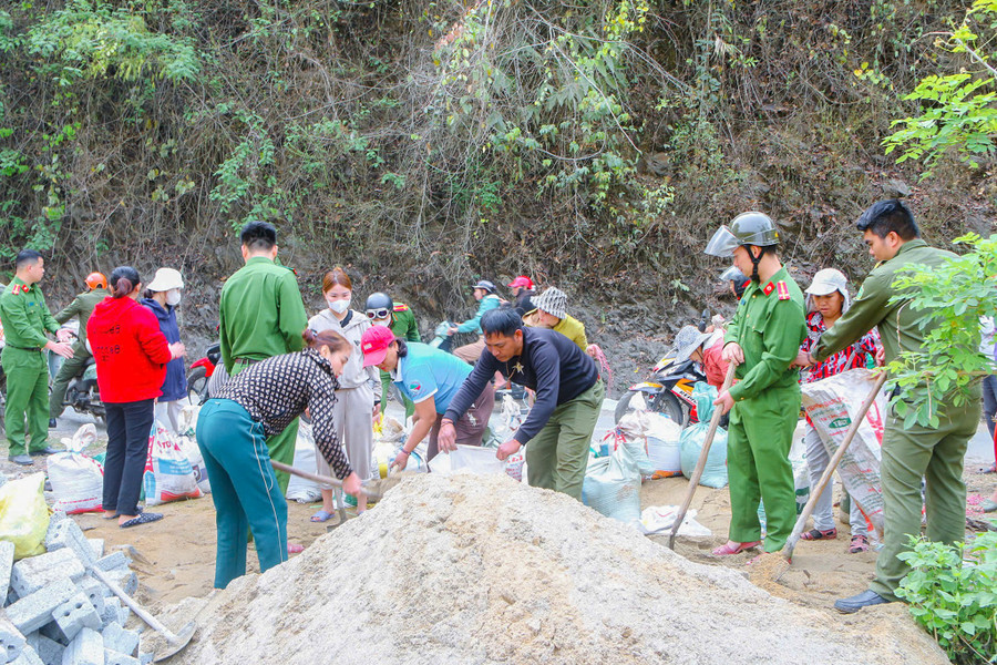 Cán bộ, người dân hỗ trợ xây dựng nhà cho hộ nghèo ở bản Lạ, xã Lượng Minh.