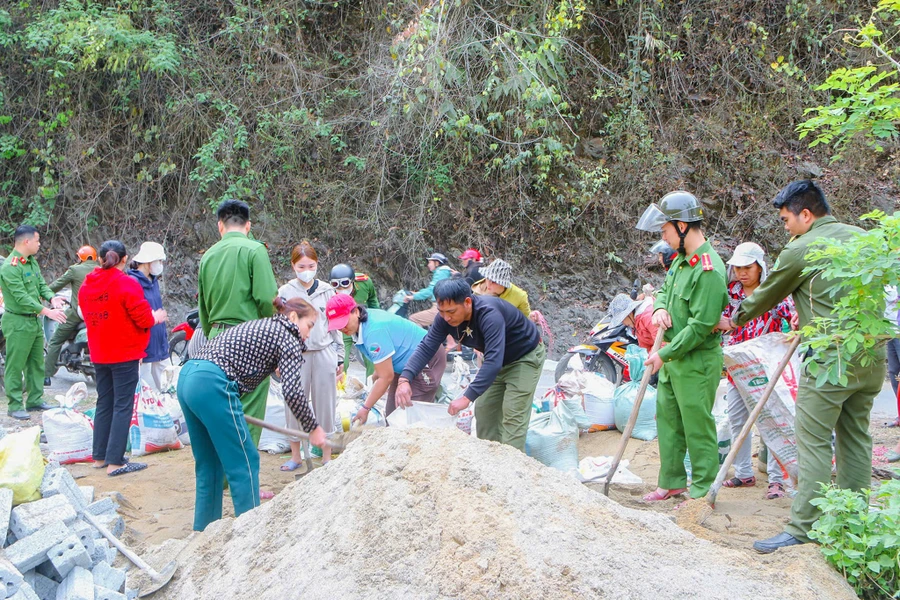 Cán bộ, người dân hỗ trợ xây dựng nhà cho hộ nghèo ở bản Lạ, xã Lượng Minh.