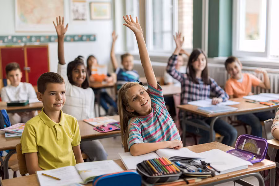 Hạn chế dùng điện thoại giúp học sinh tập trung hơn.