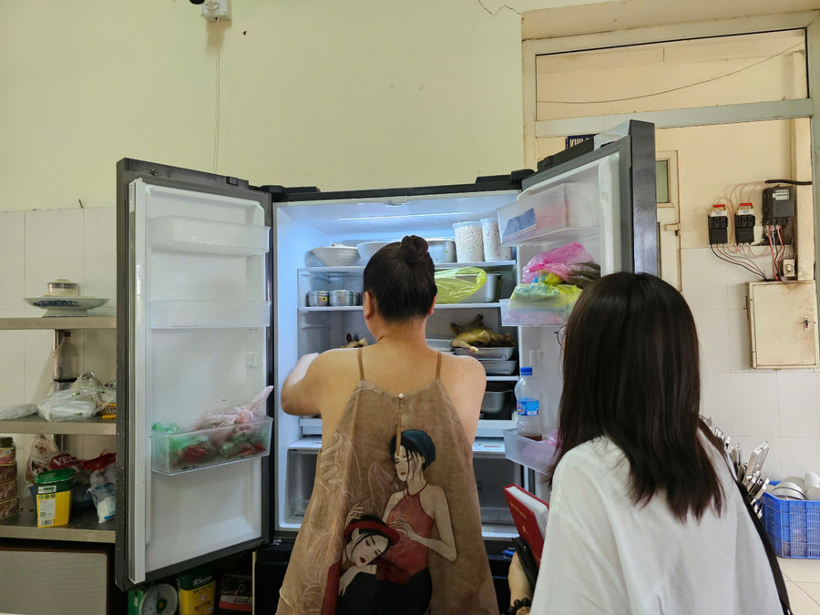 Tủ lưu mẫu của bếp ăn Bệnh viện Đa khoa khu vực Ngọc Lặc được bày lẫn lộn rất nhiều thực phẩm khác. bai-1-nguy-co-mat-an-toan-do-cau-tha-1.jpg