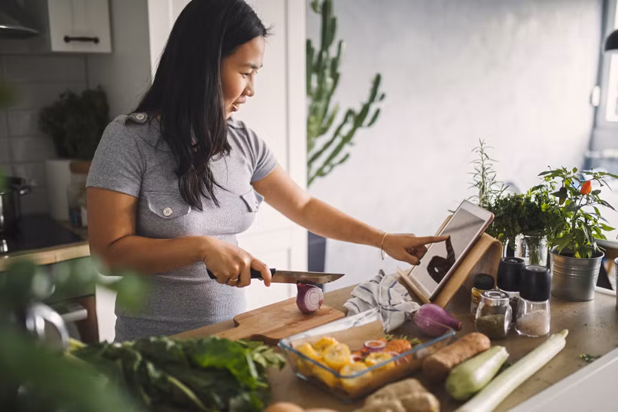 Người trẻ ăn chay để giảm tác động đến môi trường.