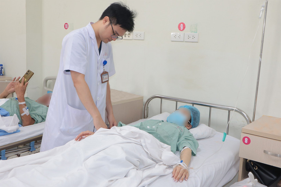 Người bệnh điều trị tại Bệnh viện E. Ảnh: BVCC