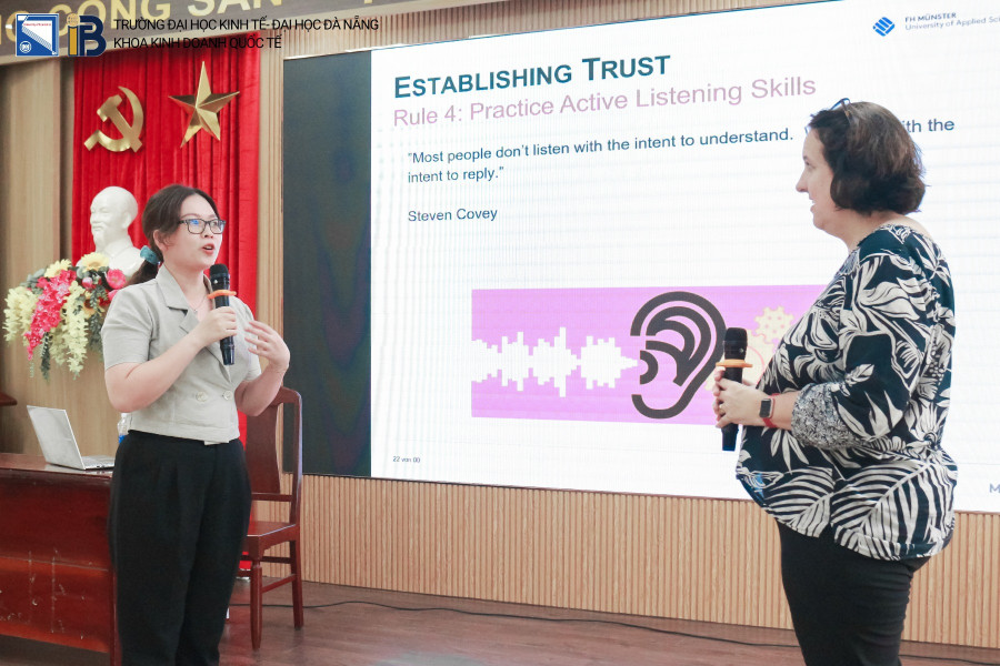 Sinh viên và giảng viên Trường Đại học Kinh tế (Đại học Đà Nẵng) tham gia chuỗi tọa đàm về Quản trị đa văn hóa với Giáo sư Jennifer Burkart, Đại học Khoa học ứng dụng Münster (CHLB Đức). Ảnh: NTCC day-hoc-bang-ngoai-ngu-3.jpg