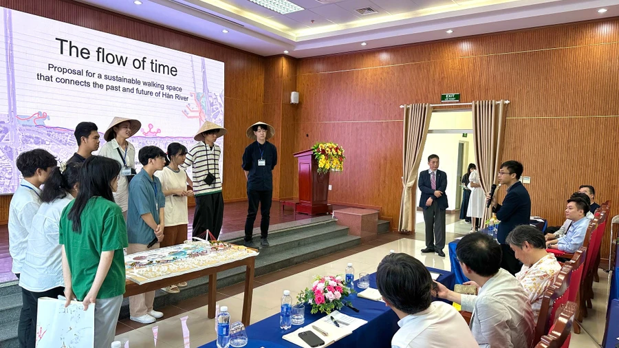 Sinh viên Trường Đại học Bách khoa (Đại học Đà Nẵng) tham gia chương trình học tập Learning Express (LEX) với sinh viên Trường Singapore Polytechnic. Ảnh: NTCC