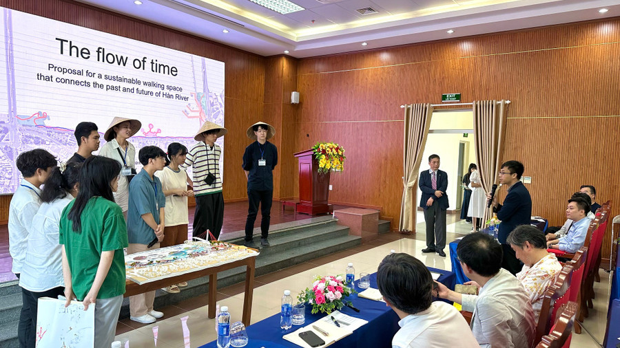Sinh viên Trường Đại học Bách khoa (Đại học Đà Nẵng) tham gia chương trình học tập Learning Express (LEX) với sinh viên Trường Singapore Polytechnic. Ảnh: NTCC