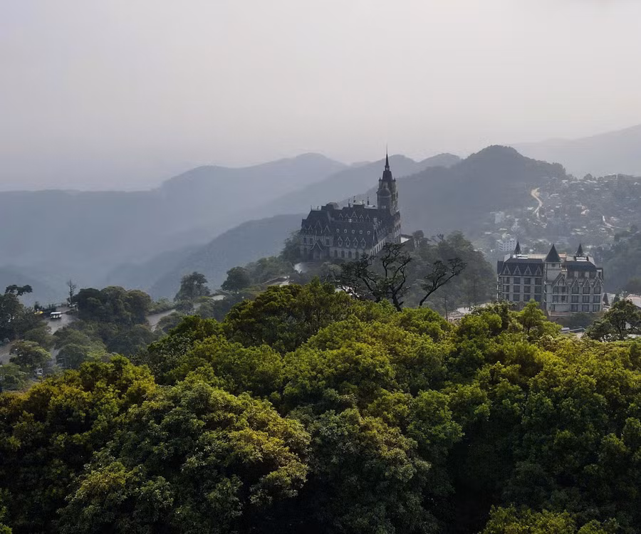 Bảng lảng thị trấn sương giăng giữa lưng trời