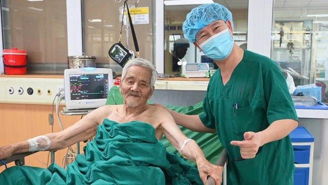 Bệnh nhân đã ngồi dậy, ăn uống bình thường và được tập phục hồi chức năng. Ảnh: BVCC