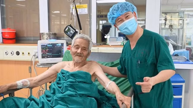 Bệnh nhân đã ngồi dậy, ăn uống bình thường và được tập phục hồi chức năng. Ảnh: BVCC