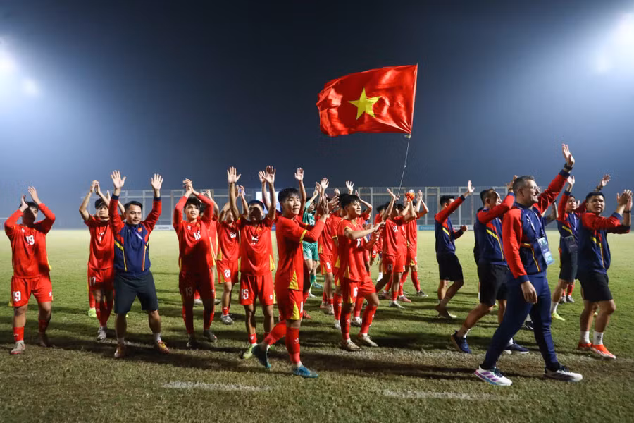 Huấn luyện viên Cristiano Roland và các thành viên U17 Việt Nam vui mừng sau khi giành quyền tham dự Vòng chung kết U17 châu Á 2026. Ảnh: VFF