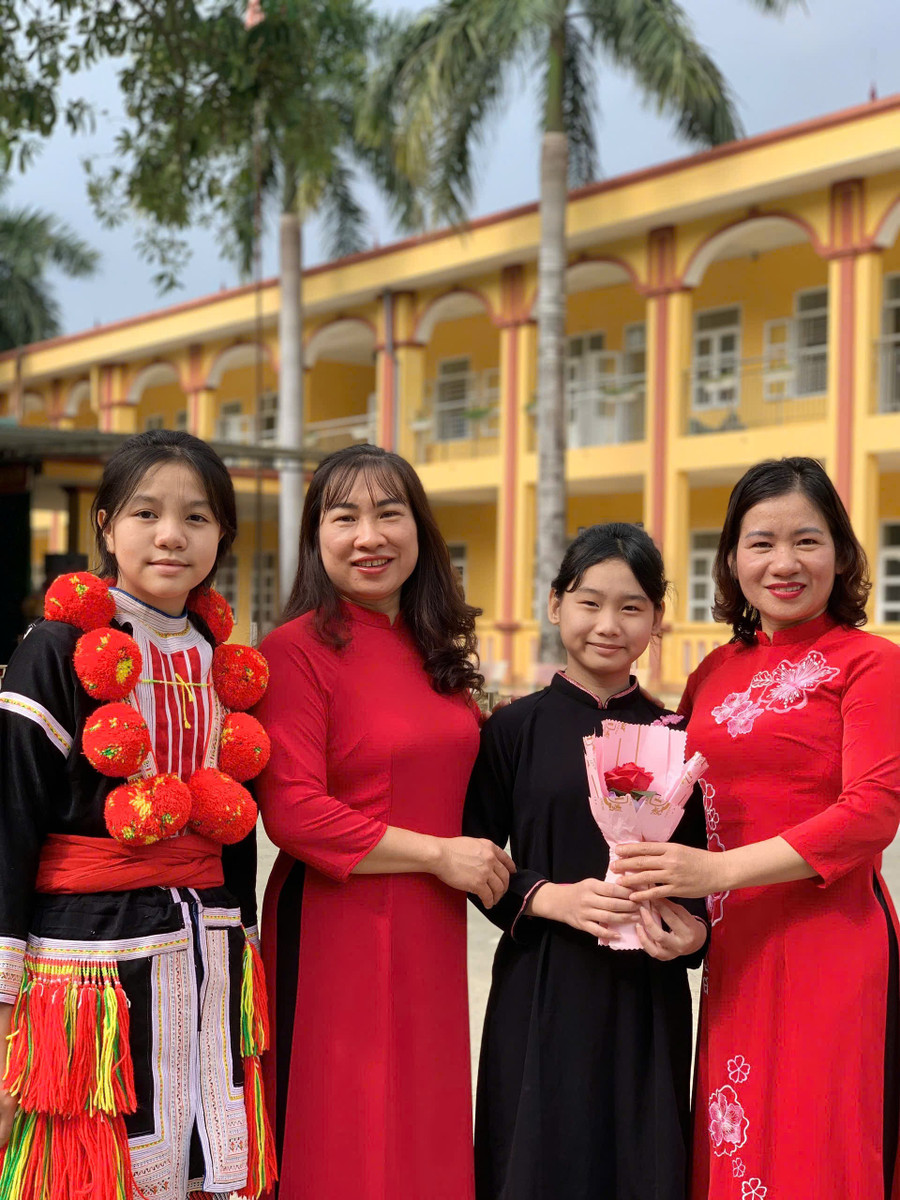 Cô và trò Trường PTDTNT THCS&THPT Hàm Yên. Ảnh: NTCC tuyen-quang-truong-noi-tru-but-pha-doi-moi-1.jpg