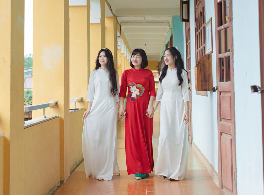 Cô và trò Trường PTDTNT THPT tỉnh Tuyên Quang. Ảnh: NTCC tuyen-quang-truong-noi-tru-but-pha-doi-moi-3.jpg