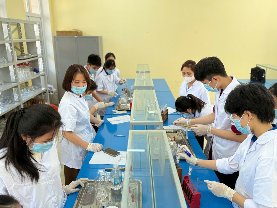 Tiết học tại Trường PTDTNT THCS&THPT Hàm Yên. Ảnh: NTCC