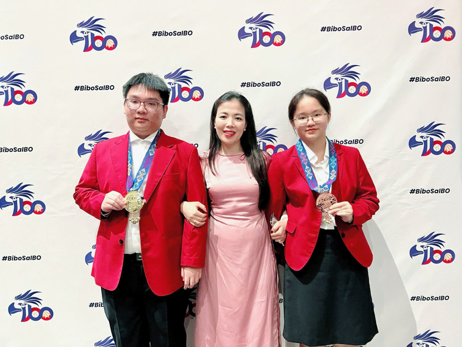 Lê Hoàng Kiều Anh, Lương Thái Duy và cô Bùi Thị Thu Hà tại IBO 2025. Ảnh: NVCC olympic-sinh-hoc-quoc-te-hoc-sinh-ha-noi-thang-lon-2.jpg