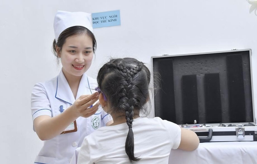 Bác sĩ khám cho trẻ bị tật khúc xạ. Ảnh: Bệnh viện Bạch Mai bao-ve-cua-so-tam-hon-cho-con-nguyen-nhan-nao-gay-suy-giam-thi-luc-1.jpg