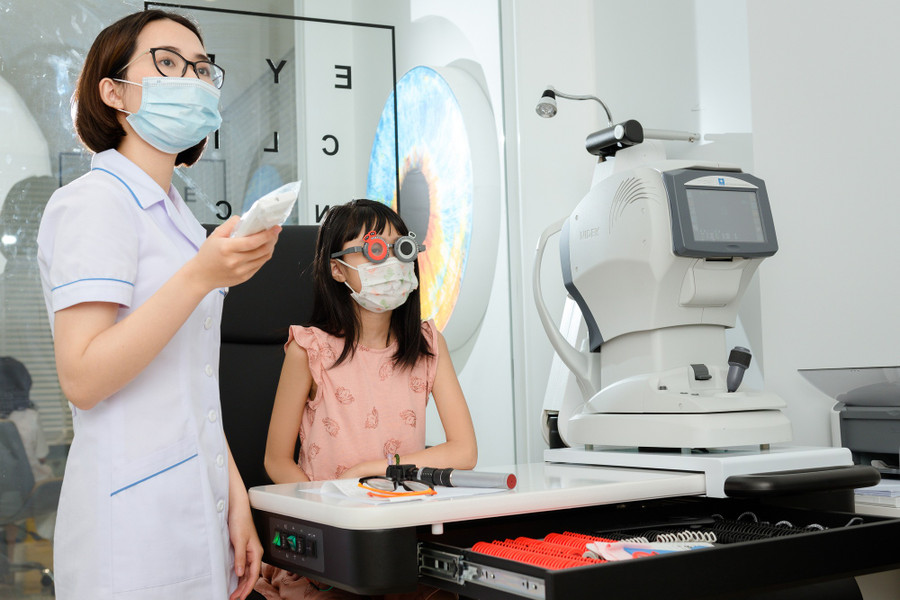Phụ huynh cần cho trẻ thăm khám định kỳ mắt 6 tháng/lần. Ảnh minh họa: INT bao-ve-cua-so-tam-hon-cho-con-nguyen-nhan-nao-gay-suy-giam-thi-luc-3.jpg
