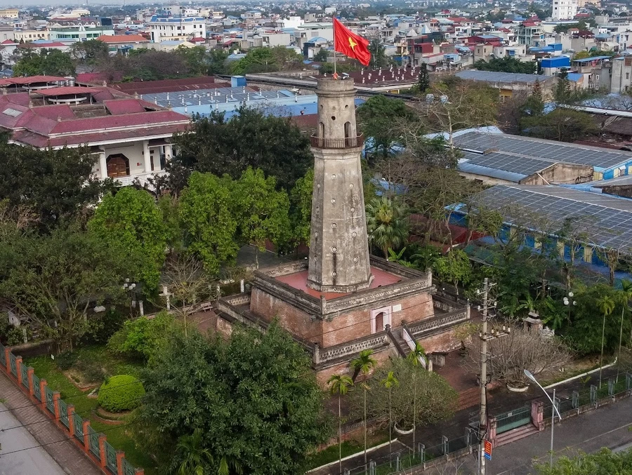 Cột cờ Nam Định là một trong những công trình kiến trúc tiêu biểu của Nam Định. 