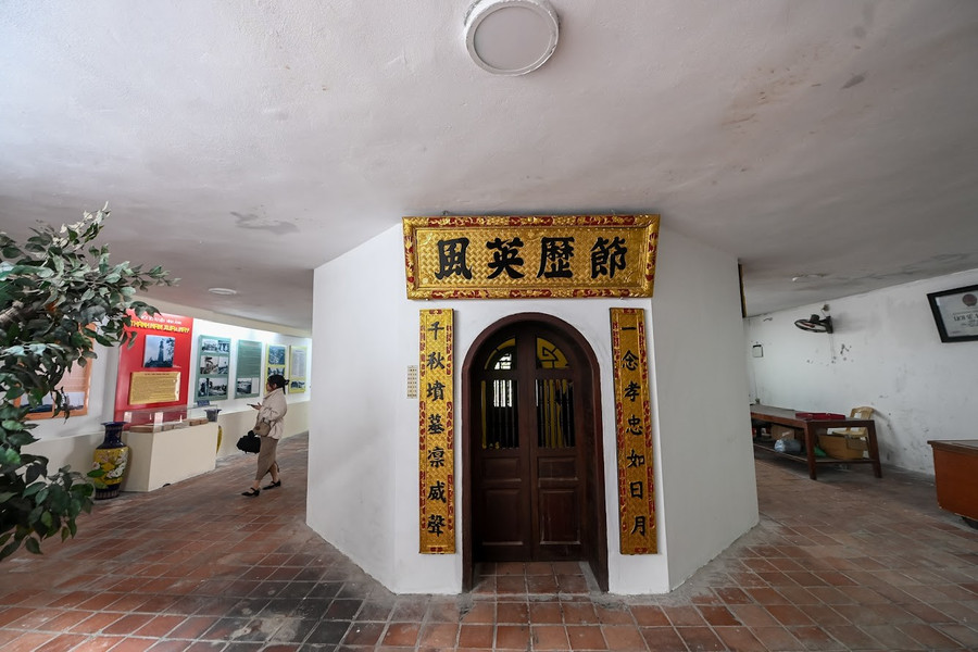 Du khách thăm, tìm hiểu lịch sử cột cờ. ky-dai-thanh-nam-chung-tich-lich-su-hao-hung-5.jpg
